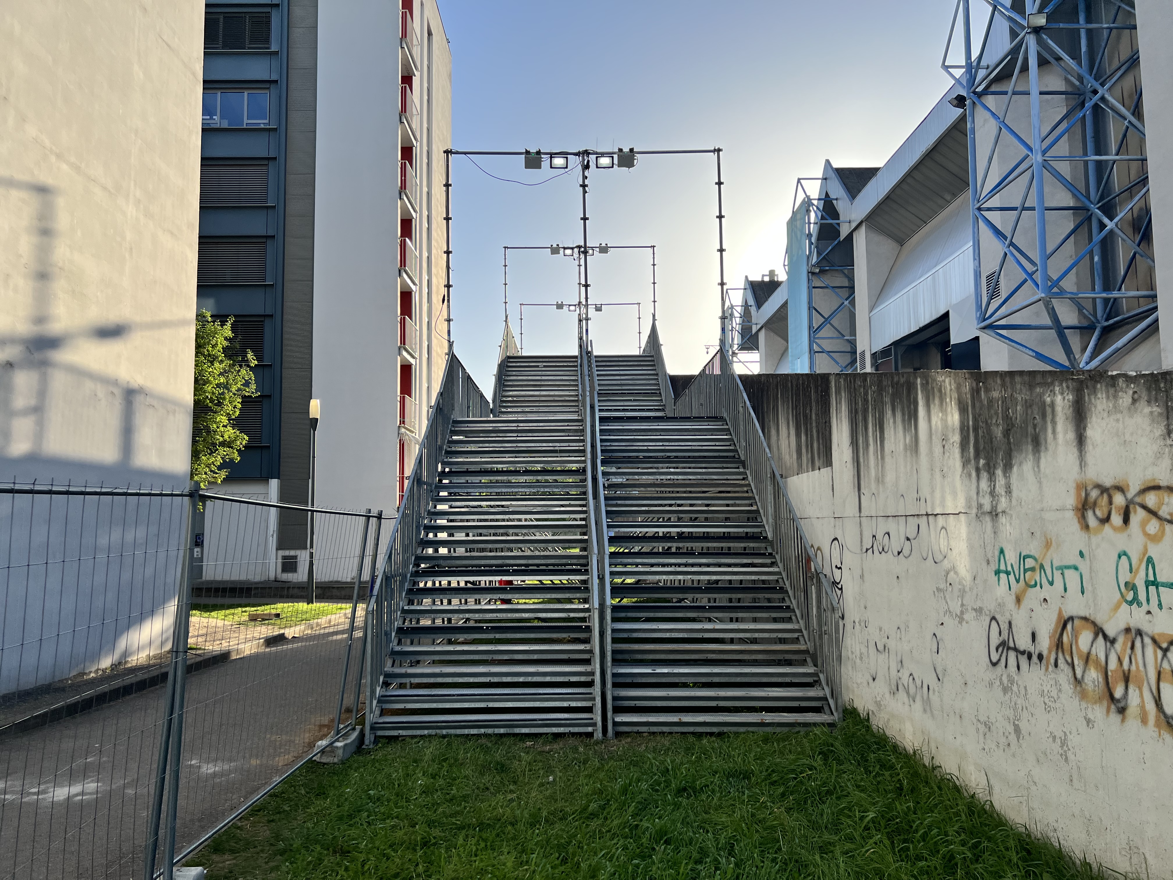 Construire un escalier d'accès pour vos festivals et évènements en Rhone-Alpes, Lyon, Dijon, Mâcon, St-Etienne, Grenoble